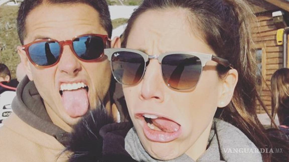 &quot;Chicharito&quot; y su novia envían mensaje navideño