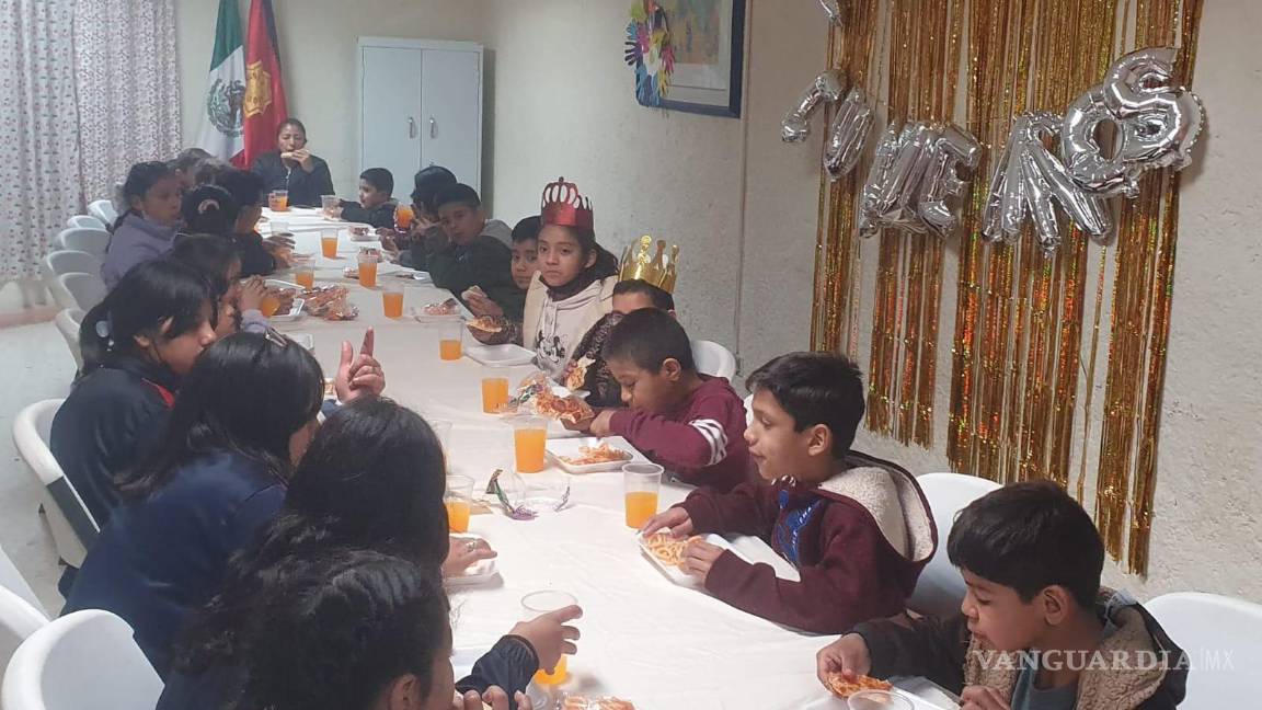 $!Voluntarios y menores realizan actividades de recaudación en tiendas de la ciudad, con el objetivo de cubrir gastos de operación y brindar regalos nuevos en Navidad.