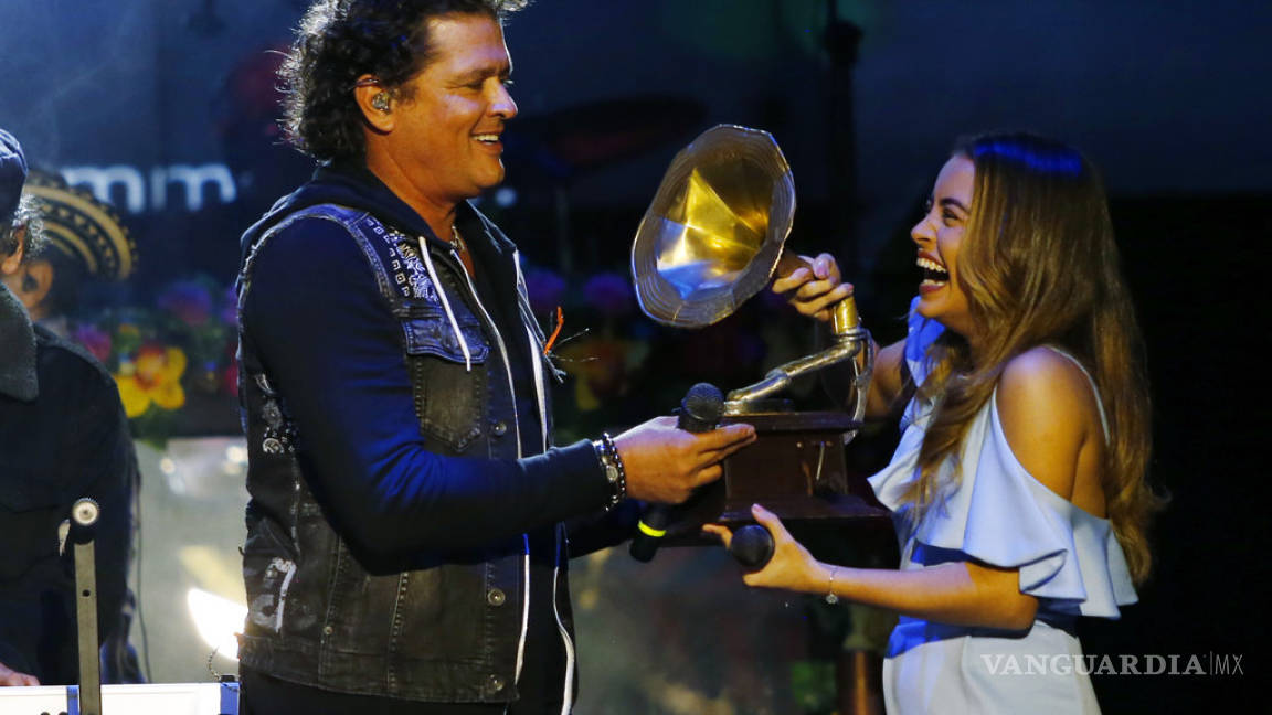 Carlos Vives entrega beca a joven cantante colombiana