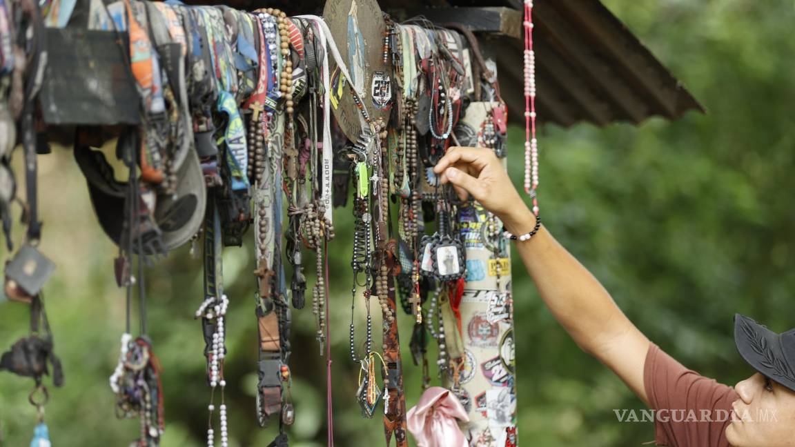 $!Fotografía del 5 de noviembre de 2025 que muestra a una persona colocando una ofrenda en un altar en honor a Omayra, en Armero, Colombia.