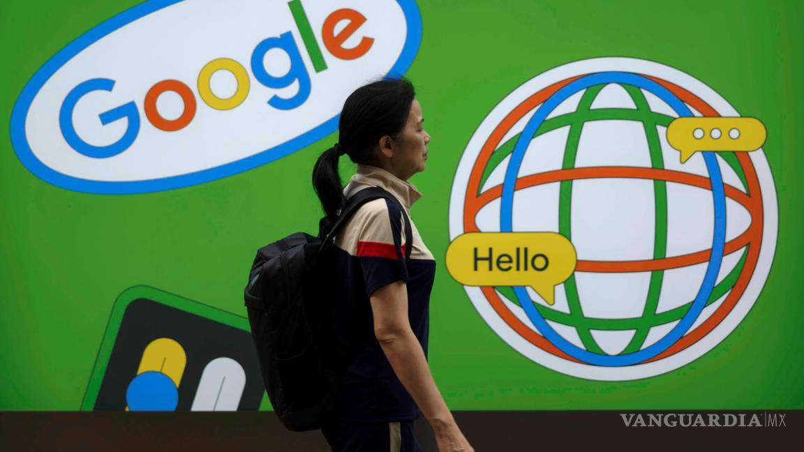 $!Una mujer pasa junto a un anuncio de Google en Shanghai, China, el 13 de septiembre de 2023.