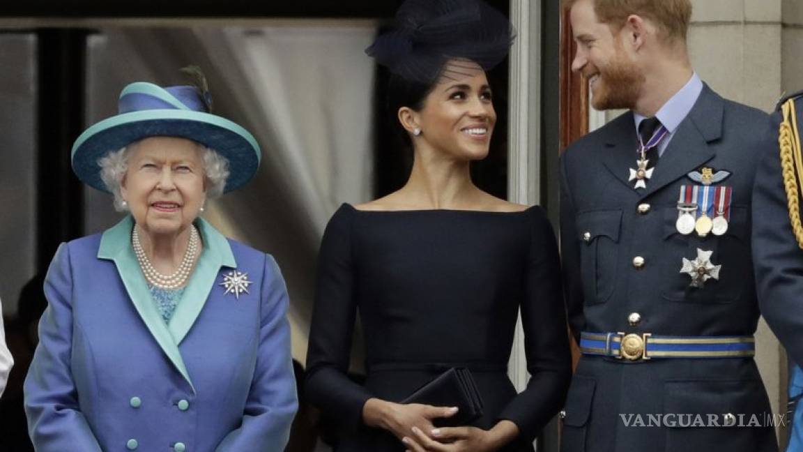 Isabel II acepta decisión de príncipe Harry y Meghan de apartarse de la realeza británica