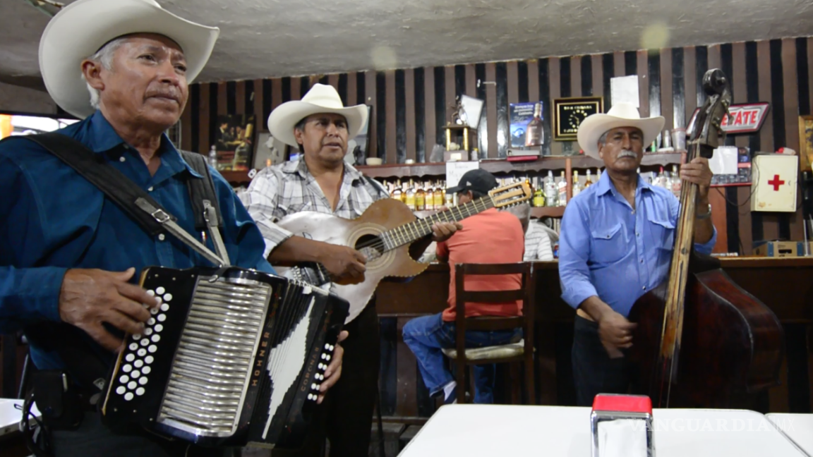 $!En una cantina de Saltillo le cantan a Lupe Tijerina