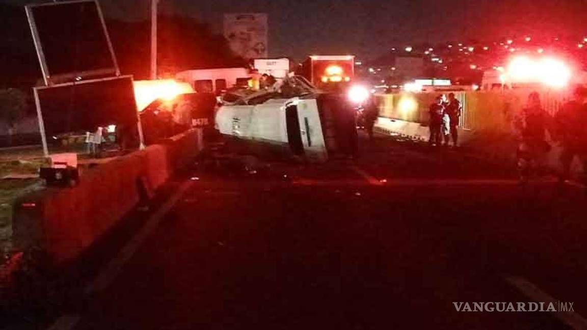 Cinco muertos y 15 heridos deja volcadura de combi tras intento de asalto en la México-Puebla
