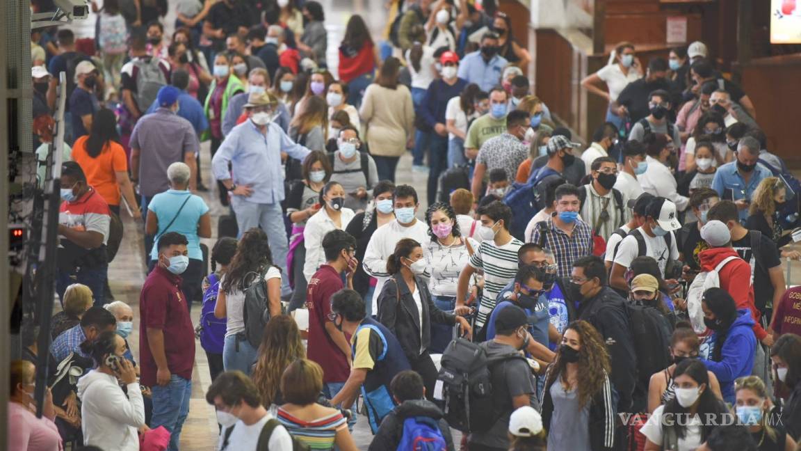 Viajeros ya saturan el AICM en inicio de Semana Santa, pese a COVID-19