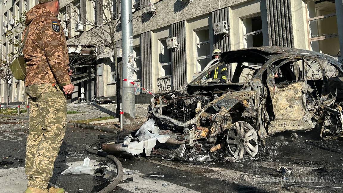 $!Los equipos de rescate examinan la escena de un ataque ruso en Kyiv, Ucrania.