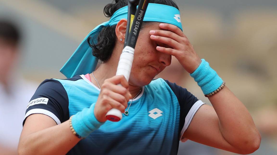 $!Ons Jabeur de Túnez juega contra Magda Linette de Polonia en su partido de primera ronda de mujeres en Roland Garros en París, Francia.