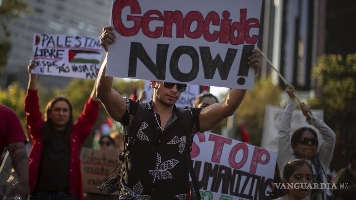 $!Personas marchan en el monumento al Ángel de la Independencia al Zócalo, en Ciudad de México (México).