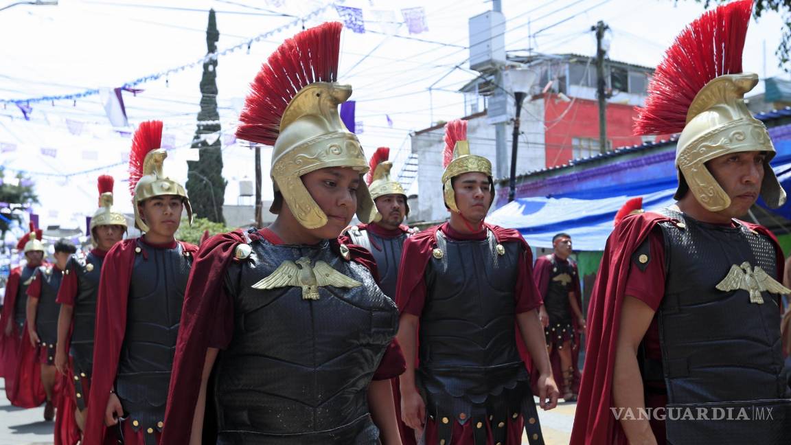 $!Habitantes del pueblo de Iztapalapa participan como soldados romanos en la representación de la Semana Santa.