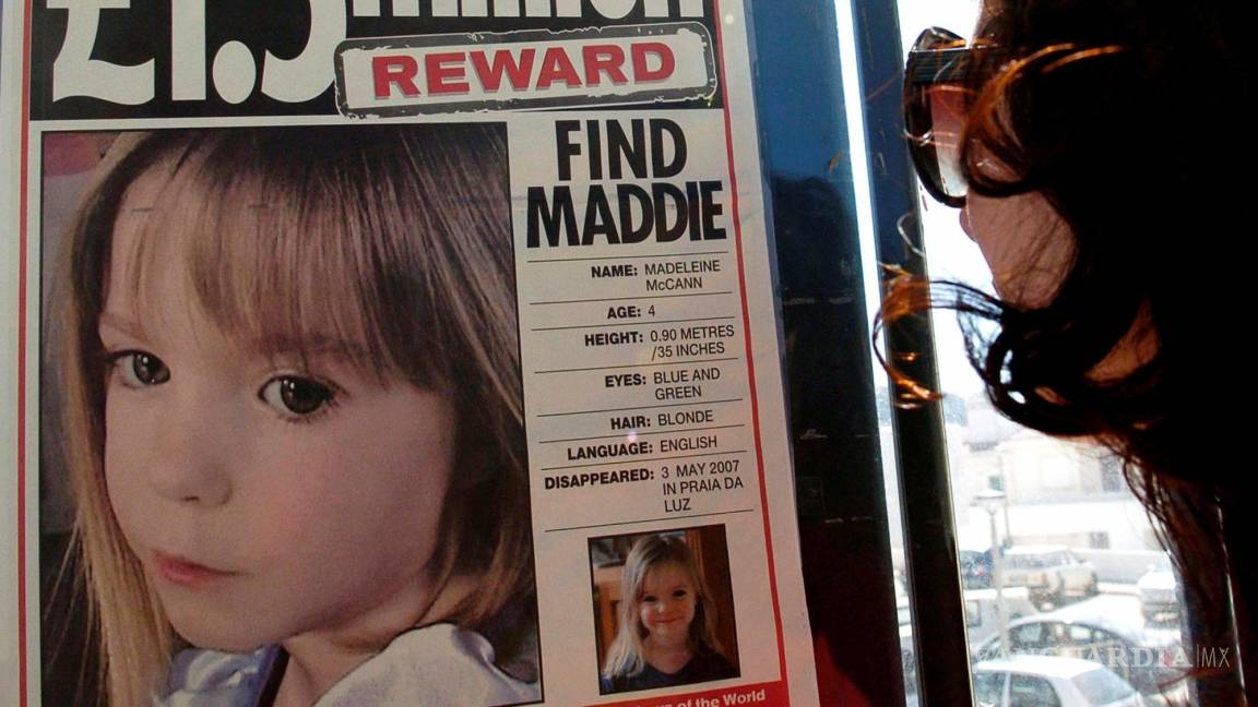 $!Póster de la niña británica de 4 años Madeleine McCann, desaparecida en un hotel en la playa de la Luz.