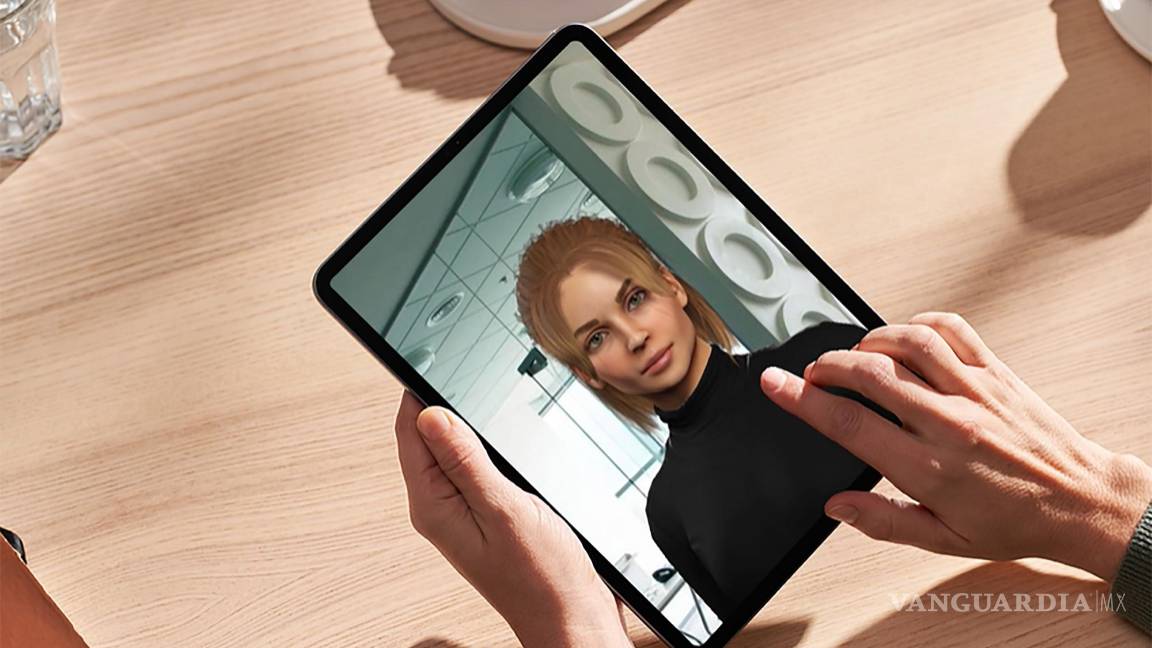 $!Usuario interactuando con avatar en tableta electrónica.