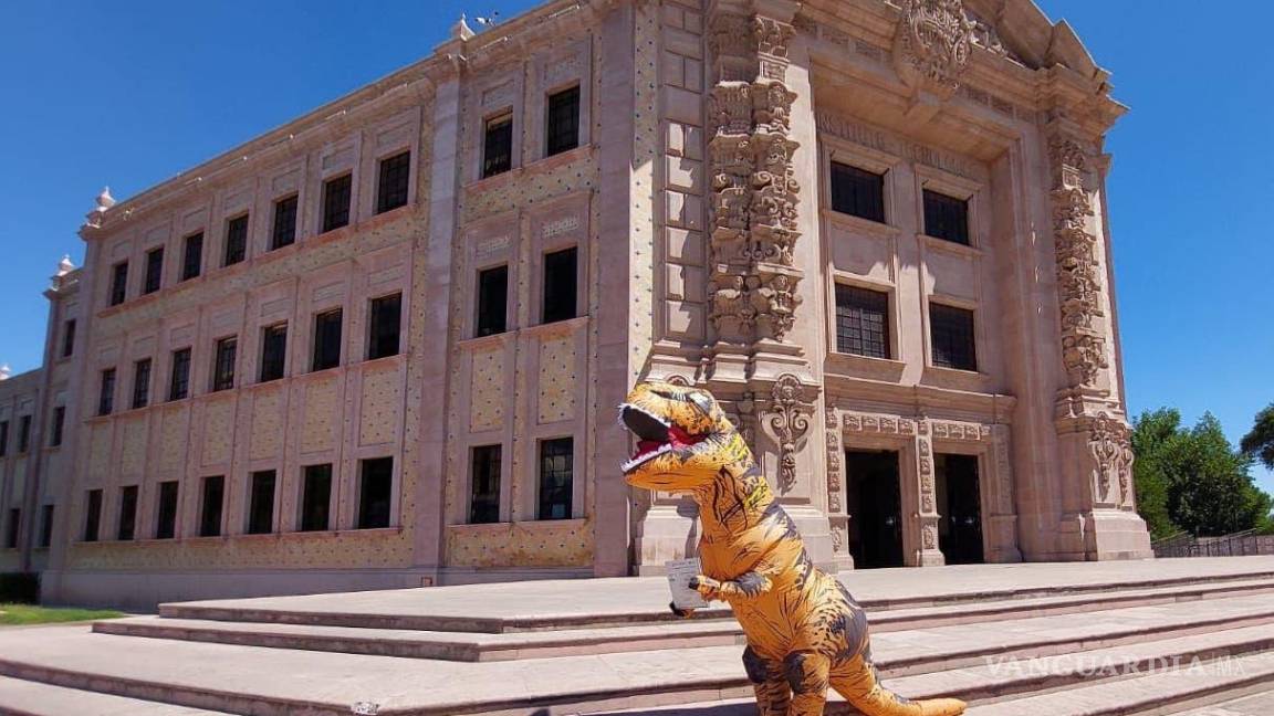 ‘Dinograduado’; joven del Tec Saltillo recibe su título profesional vestido de dinosaurio (video)