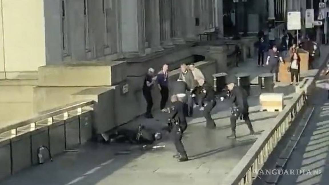 Abaten a hombre que apuñaló a varios en un 'incidente terrorista', según la policía de Londres