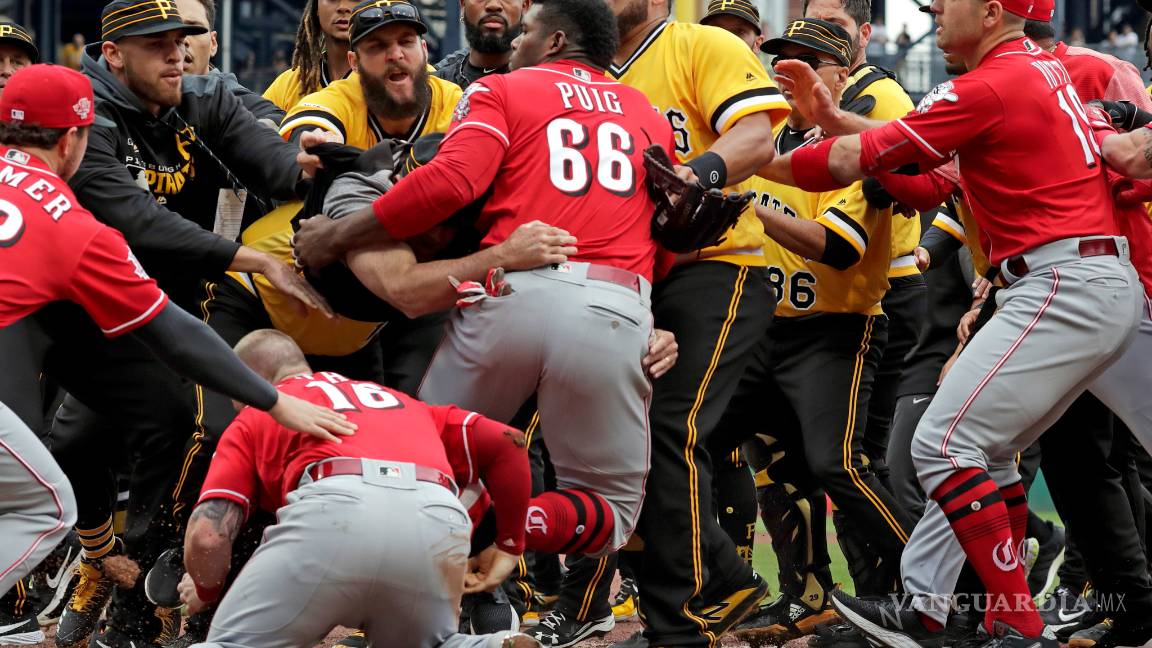 $!En pelea campal entre Piratas y Rojos, Yasiel Puig y otros cuatro peloteros más salen expulsados