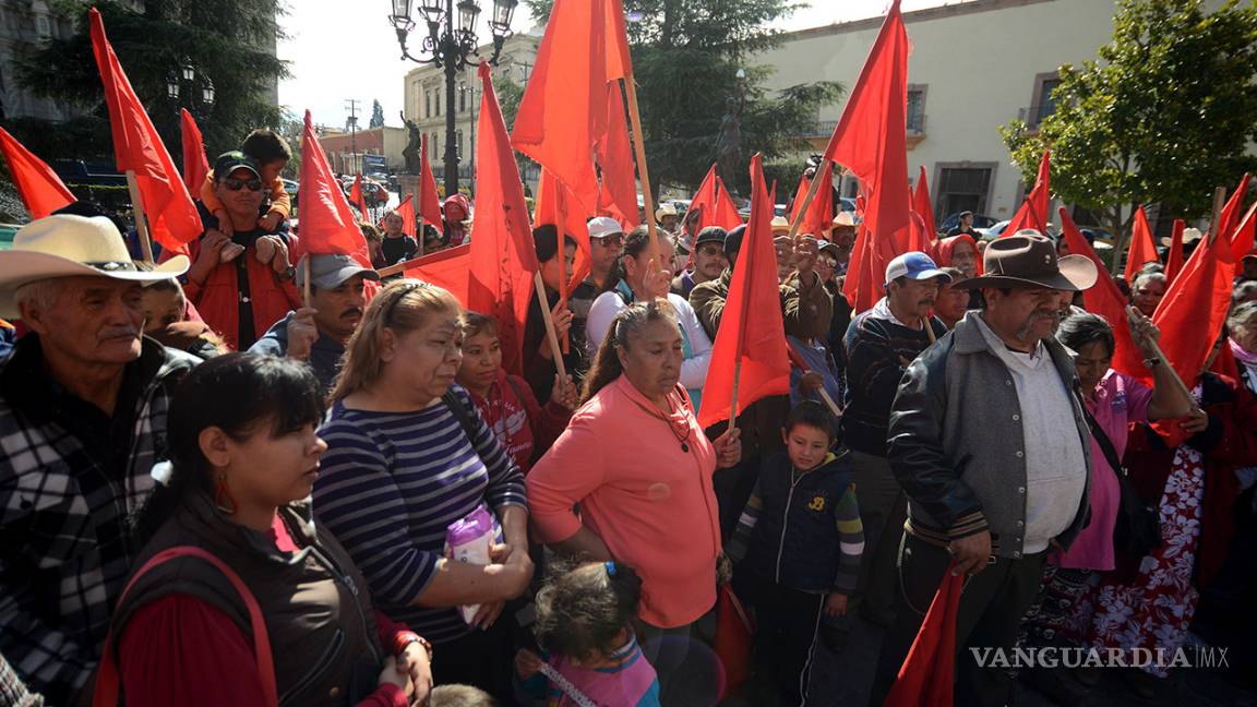 $!Movimiento Antorchista protesta en Palacio de Gobierno de Coahuila