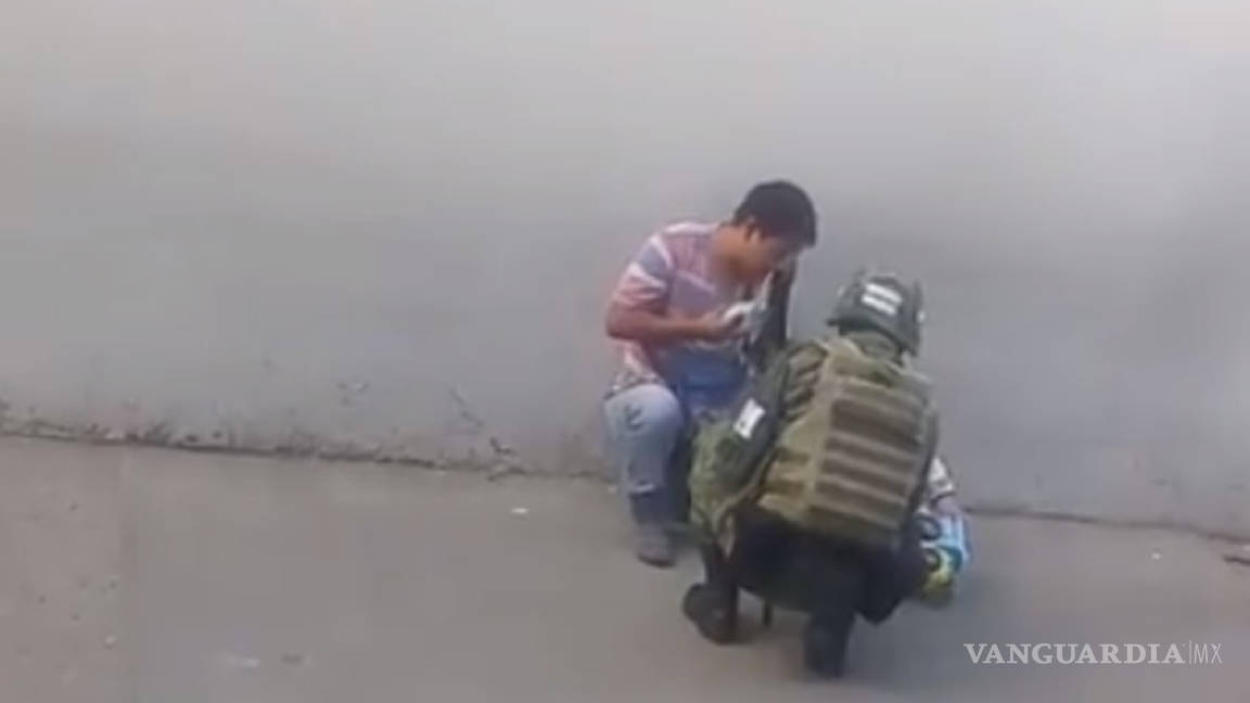Soldado mexicano regala juguete a niño vendedor
