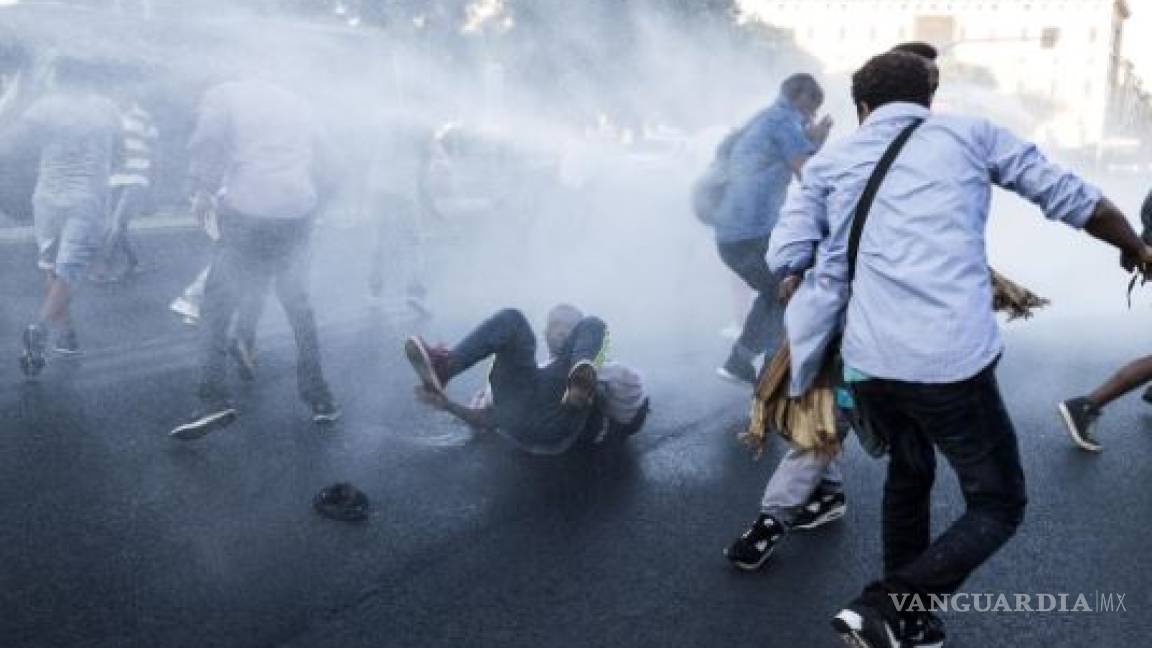 Desalojan a migrantes en plaza de Roma; termina en enfrentamiento con la policía