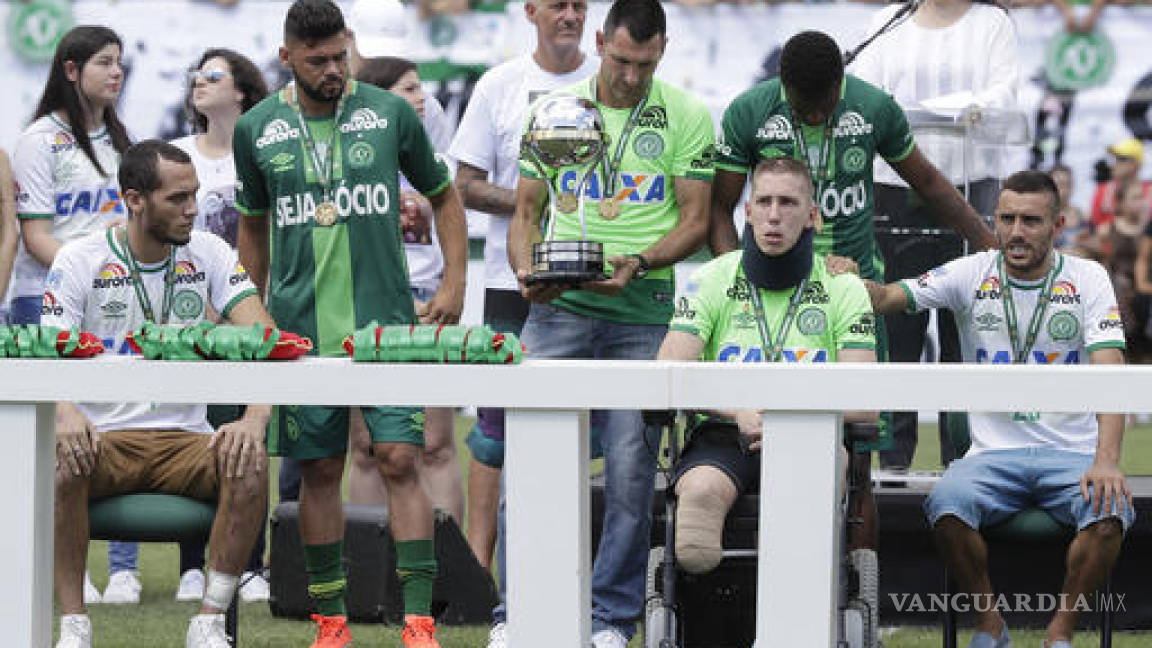Chapecoense regresa a las canchas y los sobrevivientes levantaron el trofeo de la Sudamericana