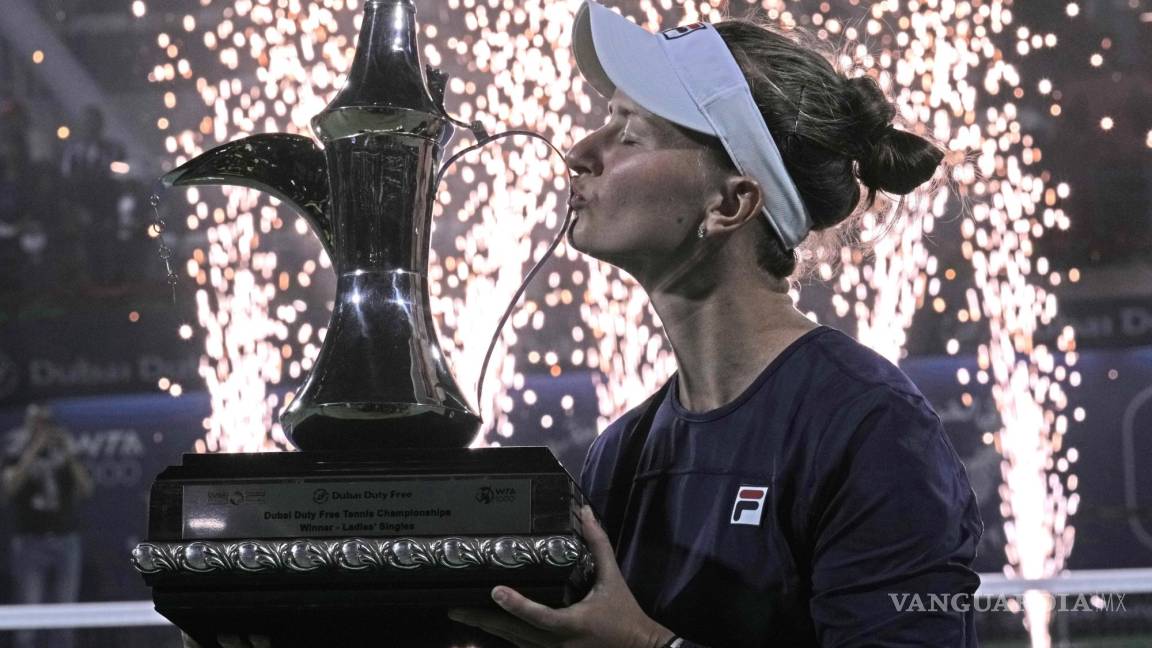 Tenista Krejcikova toma la medida a Swiatek y triunfa en Dubái