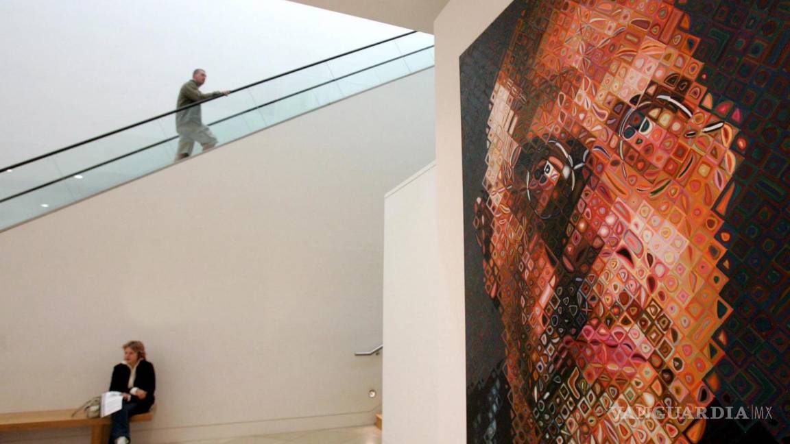 $!Autorretrato del artista Chuck Close en la National Portrait Gallery (Galería Nacional del Retrato) en Londres, Reino Unido. EFE/Lindsey Parnaby