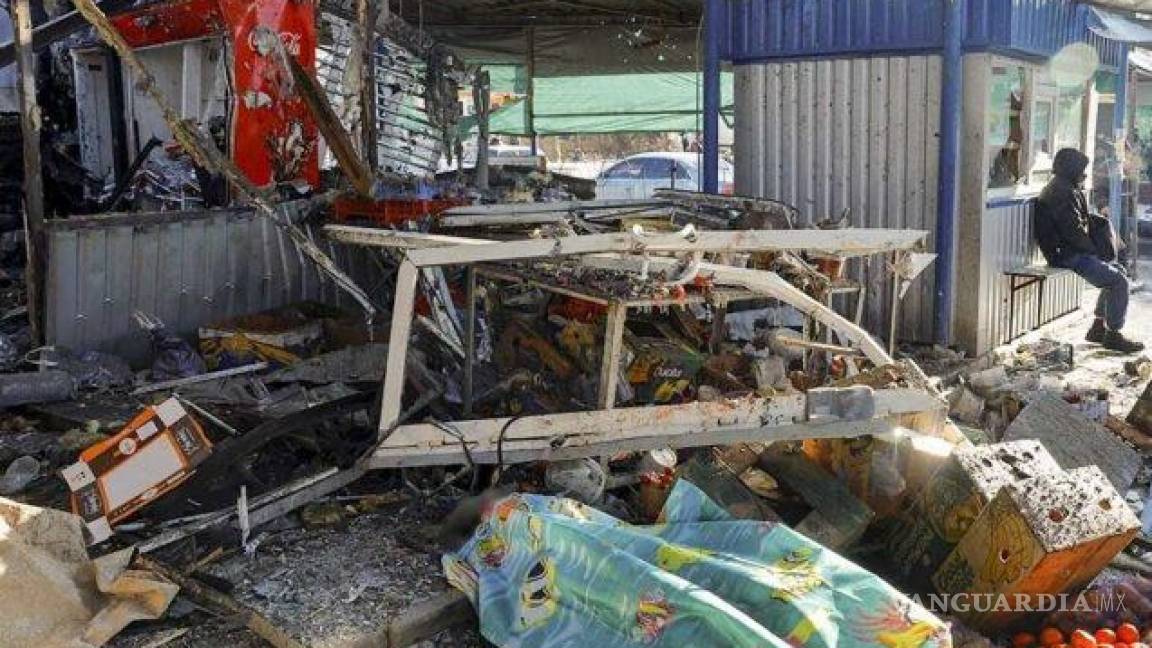 Ucrania rechaza autoría del ataque a un mercado donde murieron 25 personas