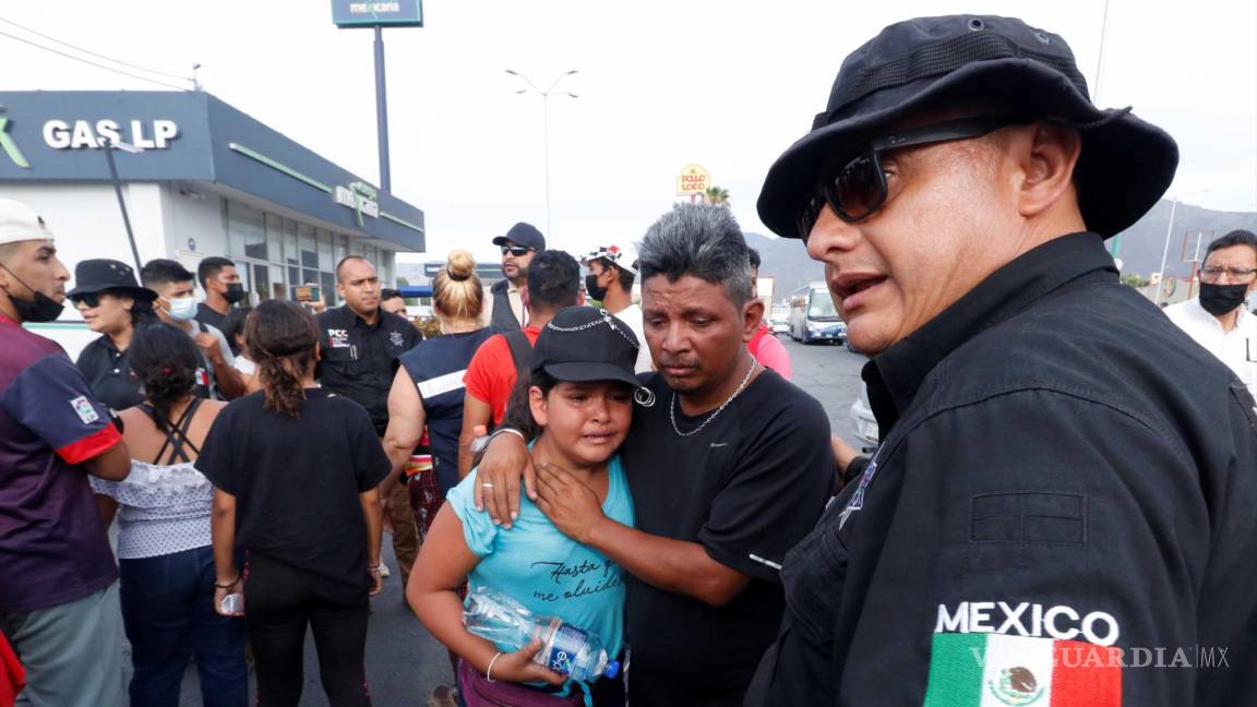 Se quedan varados migrantes en Saltillo, ante polémica por permisos recibidos en frontera sur que no tienen validez en Coahuila