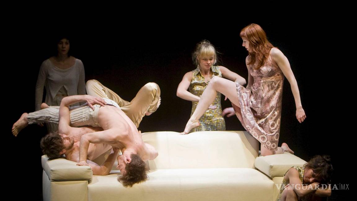 $!Bailarines de la Compañía de Michèle Noiret y los Percusionistas de Estrasburgo, recrean las pesadillas en las obras de Kafka, en el Teatro Central de Sevilla.