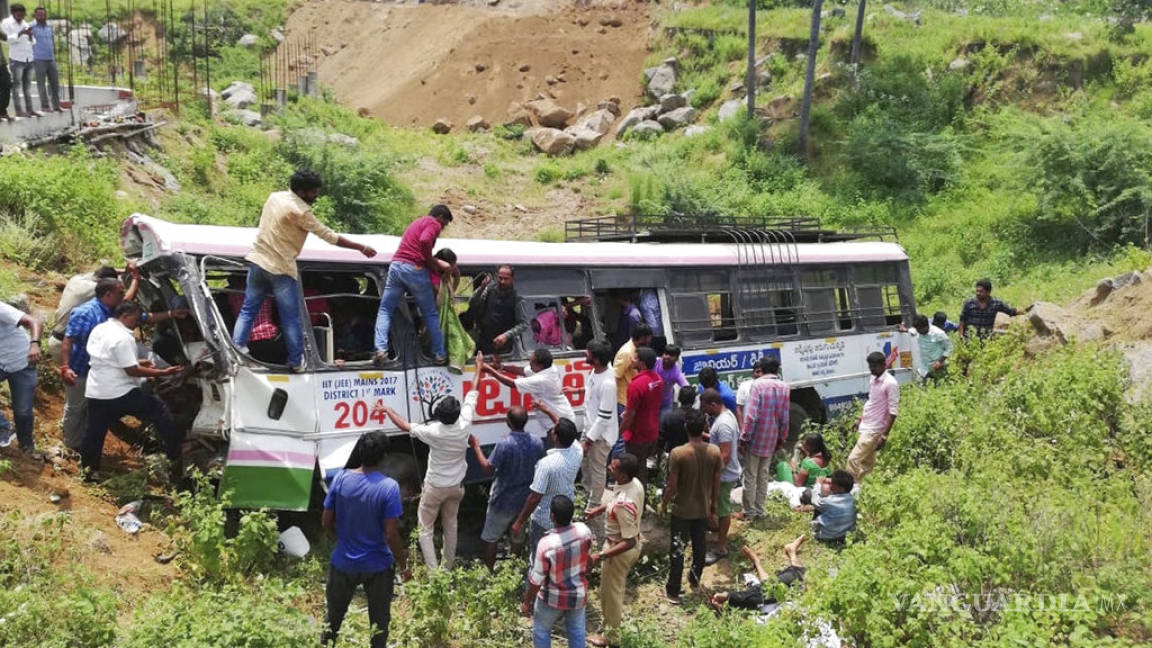 Mueren 55 peregrinos en accidente de autobús en la India