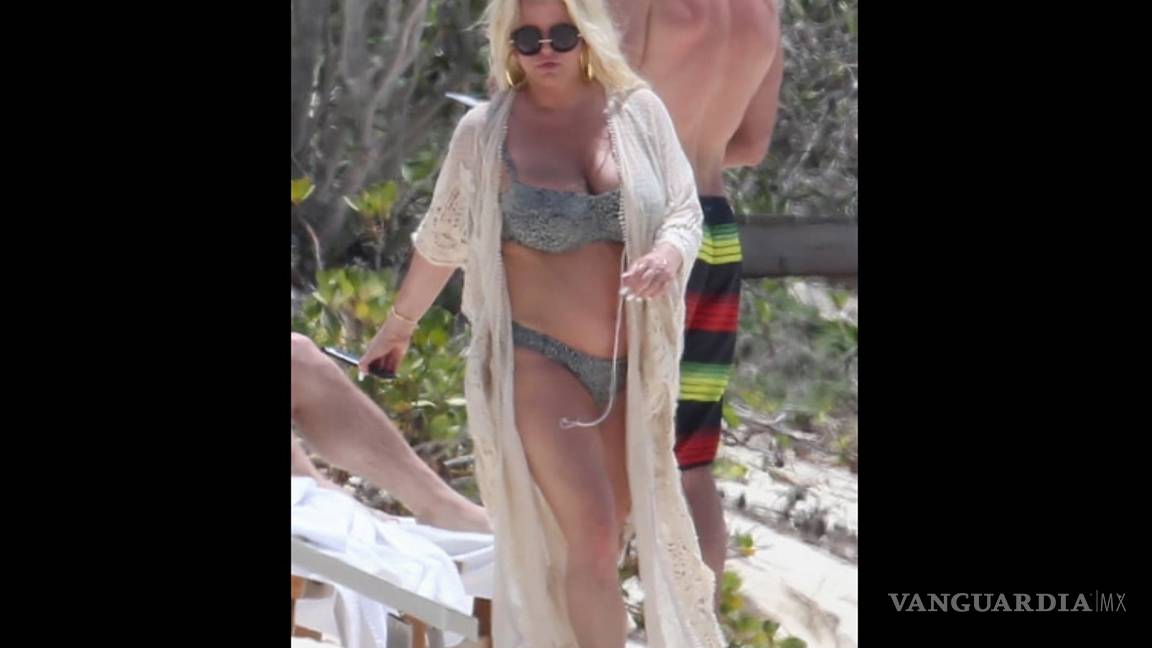 $!Jessica Simpson toma el sol y luce irreconocible