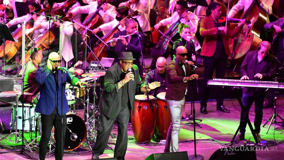 $!La agrupación de son cubano Formell y Los Van Van (frente) y la Orquesta Filarmónica del Desierto de Coahuila (atrás), durante la inauguración del 49 Festival Internacional Cervantino en el estado de Guanajuato (México). EFE/Luis Ramírez