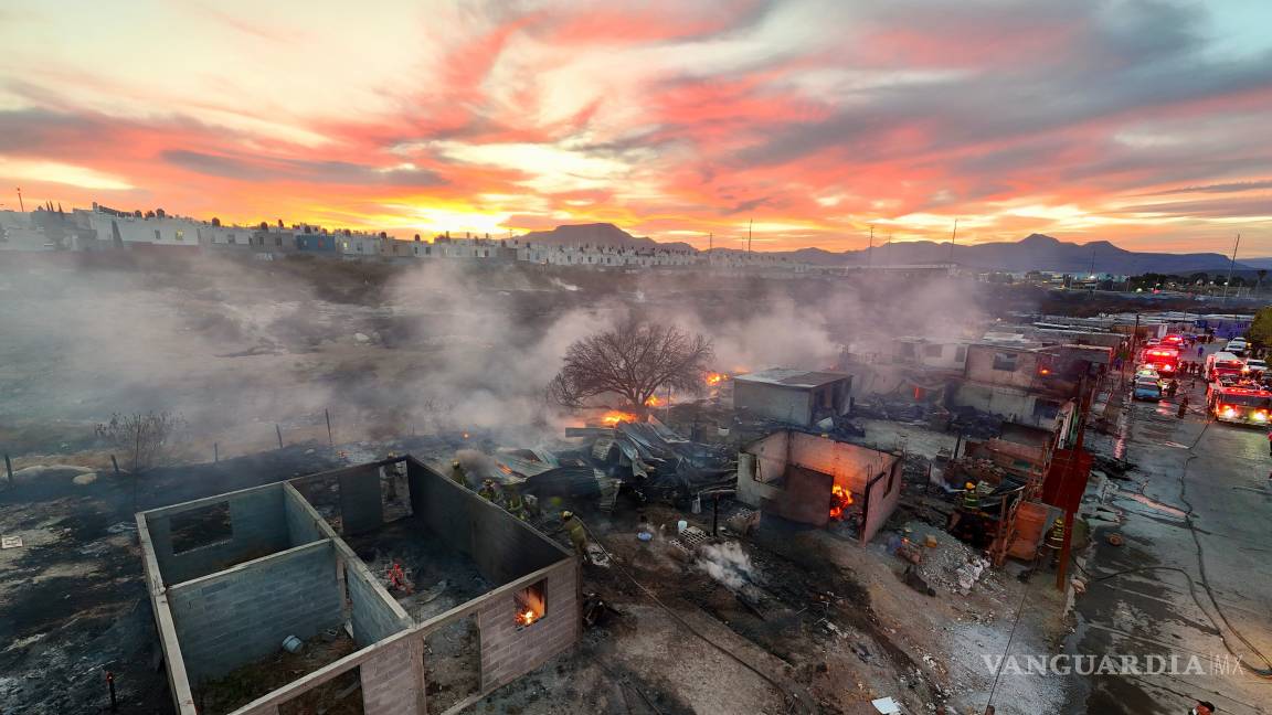 Incendio provocado deja sin hogar a 18 familias en Saltillo