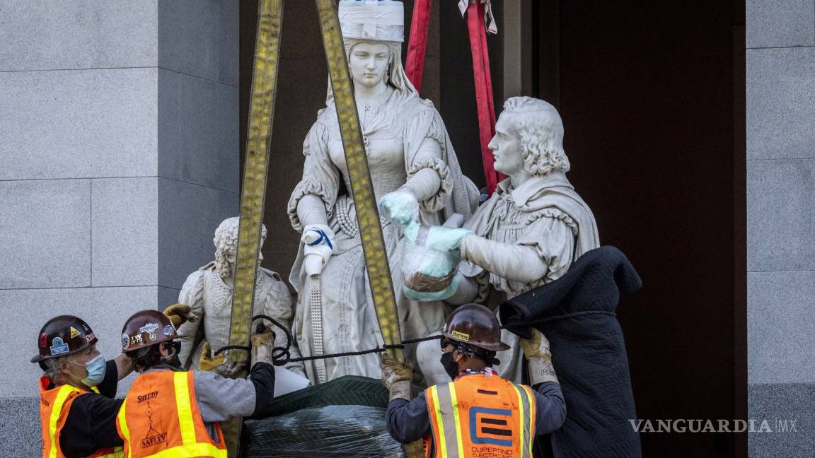 Remueven la estatua de Cristobal Colón y la reina Isabel de la rotonda del Capitolio estatal