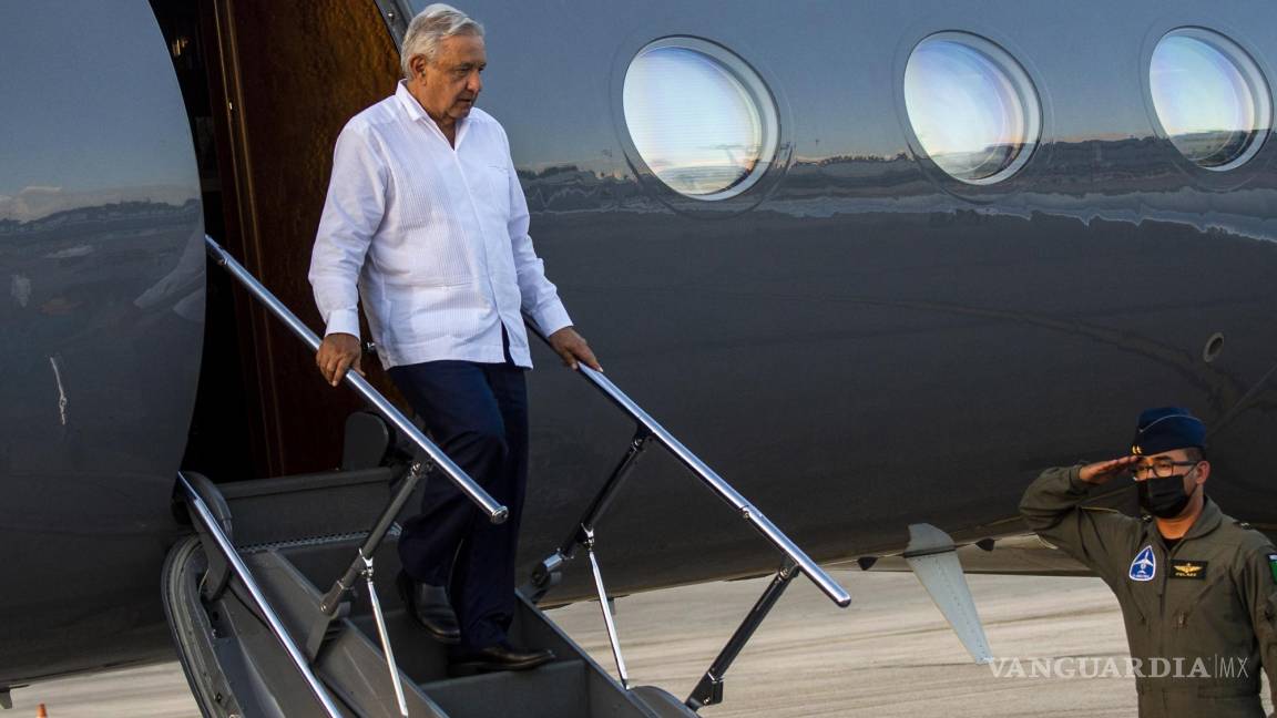 $!El presidente de México, Andrés Manuel López Obrador, desciende de su avión tras su arribo a Cuba.