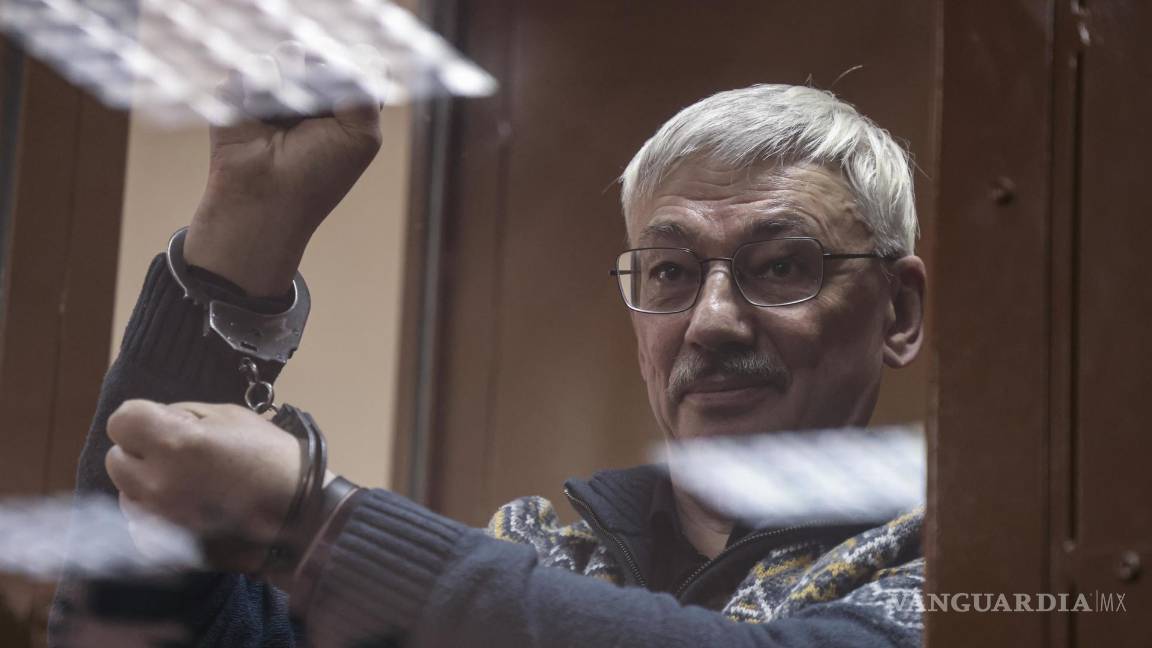 $!Oleg Orlov, presidente del Centro de Derechos Humanos ‘Memorial’, hace gestos tras darse a conocer el veredicto del Tribunal de Distrito de Golovinsky en Moscú.