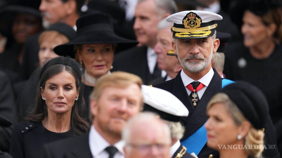 $!El rey Felipe VI de España (d) y la reina Letizia (i) asisten al servicio en la Abadía de Westminster durante la procesión fúnebre estatal de la reina Isabel II.