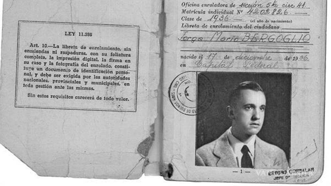 $!El papa Francisco, Jorge Mario Bergoglio, en la libreta de enrolamiento y que forma parte de una autobiografía que se publica este martes en Italia.