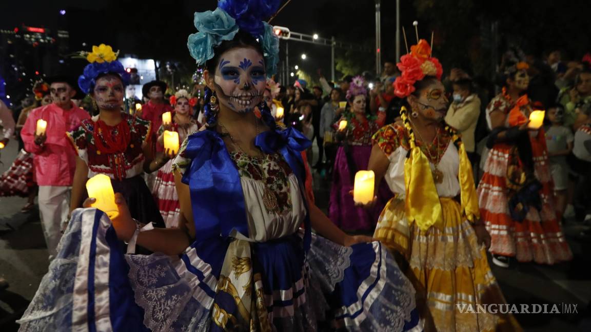 $!Decenas de personas participan en un desfile de catrinas en Ciudad de México (México).