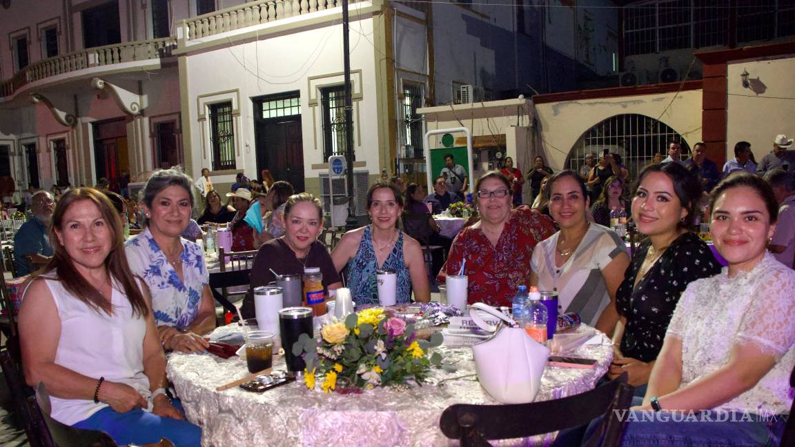 $!Unos mil 500 docentes se concentraron en la explanada de la plaza principal Benito Juárez García.