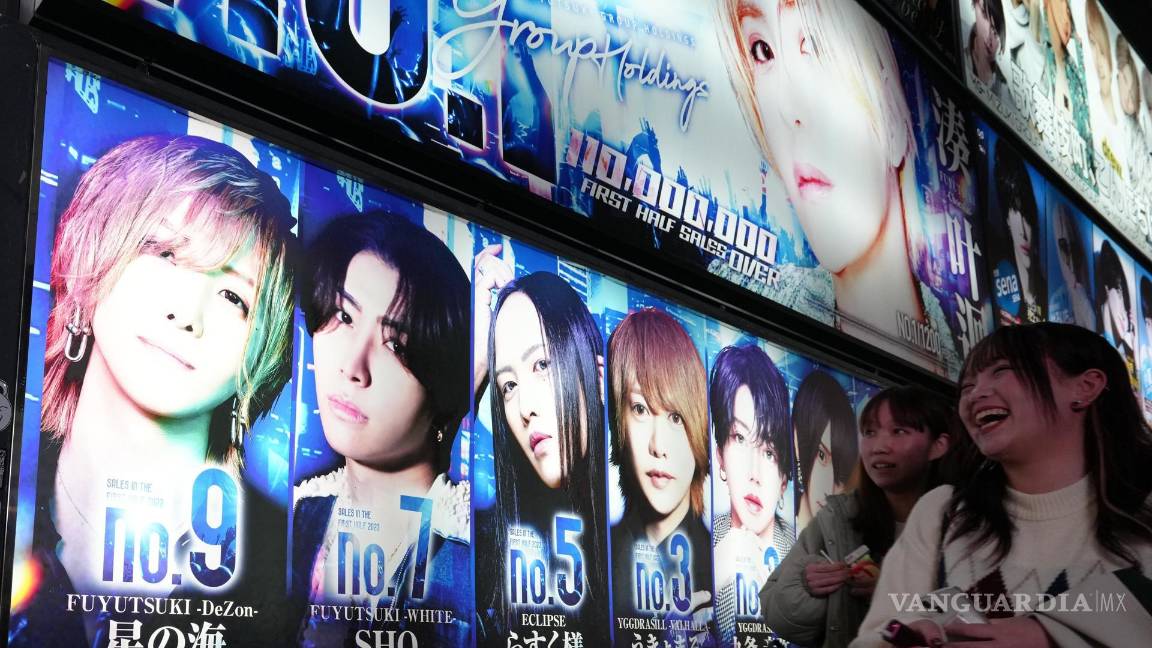 $!Las mujeres pasan junto a un cartel de un ‘Host Club’ en Kabukicho, Shinjuku en Tokio, Japón
