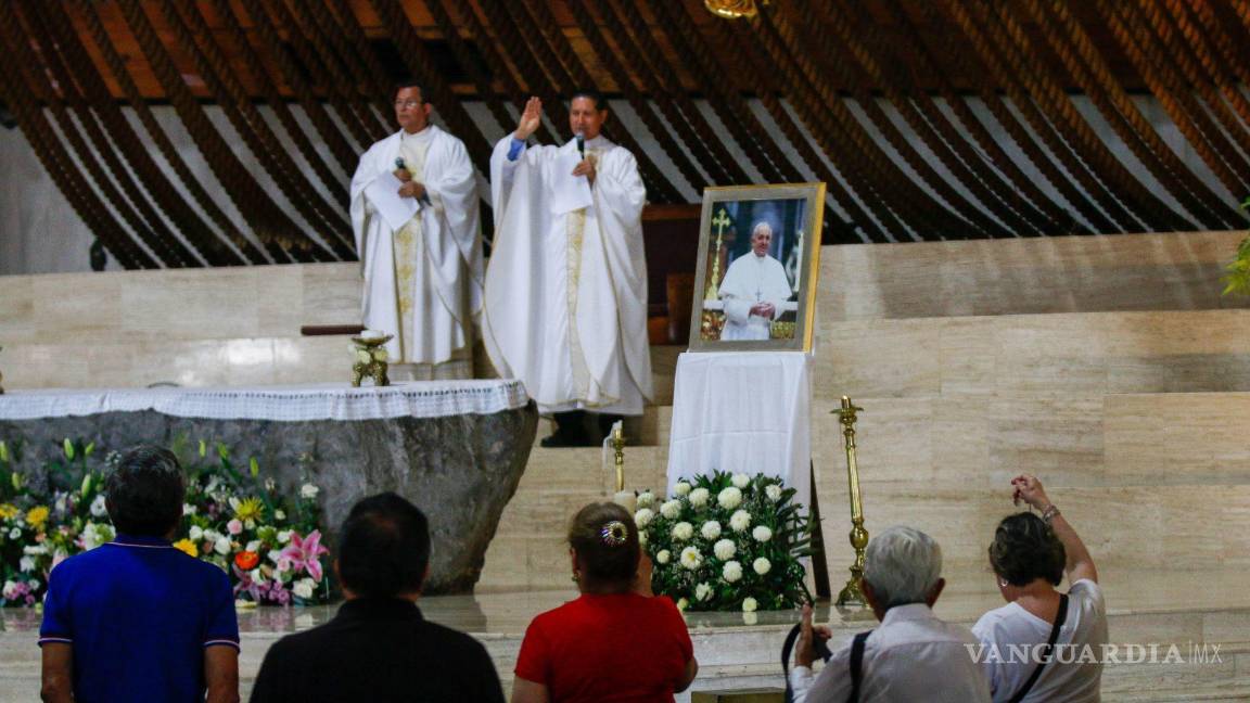 $!Cientos de católicos, acuden a la Basílica de Guadalupe en Monterrey, para despedir al Papa Francisco en una misa con su fotografía.