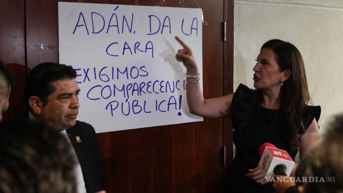 $!CIUDAD DE MÉXICO, 12ABRIL2023.- Kenya López, senadora del pan coloca cartel durante reunión privada con Adán Augusto en la Cámara de senadores. FOTO: ANDREA MURCIA /CUARTOSCURO.COM