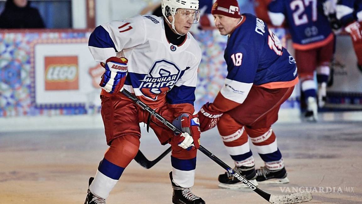 Putin despide el año con un partido de hockey en la Plaza Roja