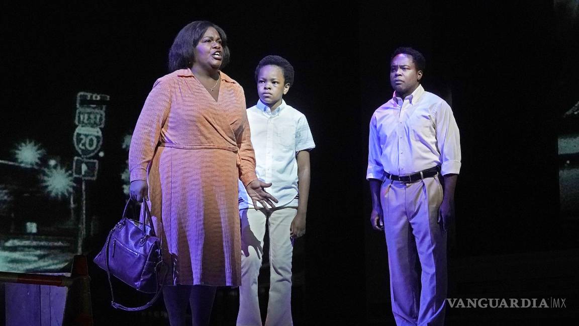 $!En esta fotografía del 17 de septiembre de 2021 proporcionada por la Ópera Metropolitana de Nueva York, Latonia Moore como Billie, de izquierda a derecha, Walter Russell III como Charles-Baby y Will Liverman como Charles durante un ensayo de la ópera de Terence Blanchard Fire Shut Up in My Bones que inaugurará la temporada de la Met el 27 de septiembre. AP/Ken Howard/Met Opera