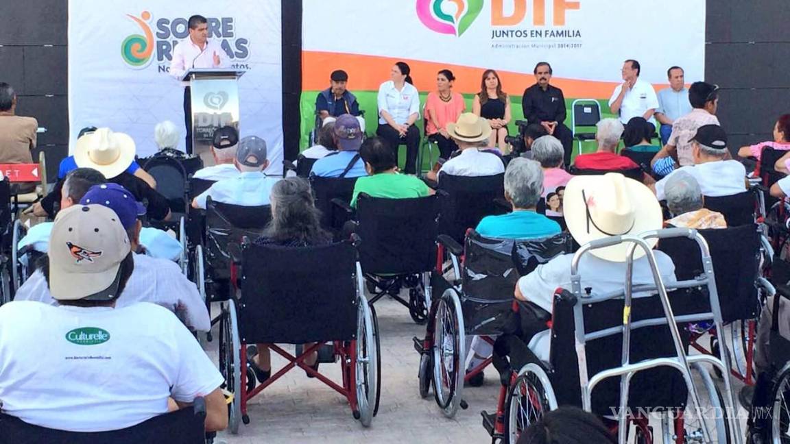 Entregan en Torreón sillas de ruedas a personas con discapacidad