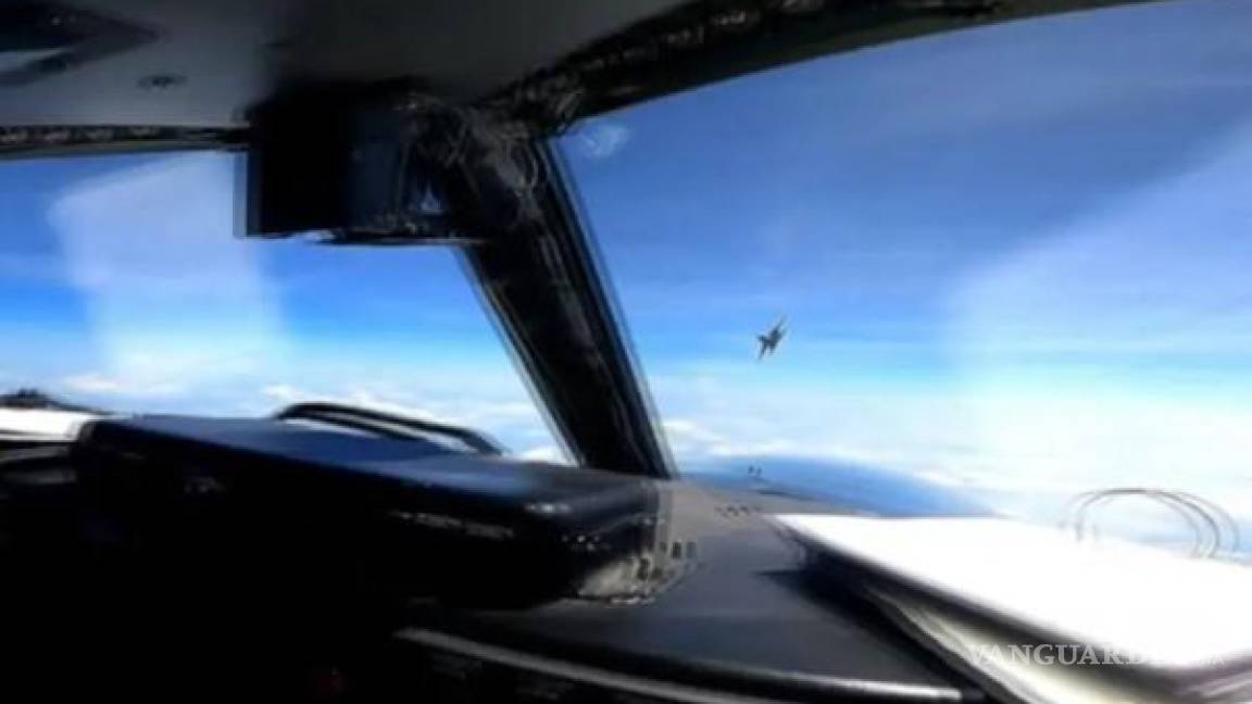 Video aterrador muestras que un avión de combate chino se acercó a 120 metros de un avión de la Fuerza Aérea de EU