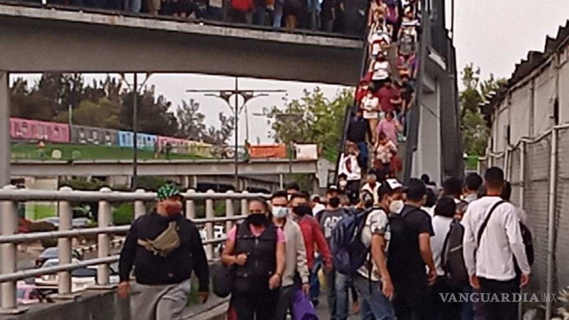 Hacen 'megafila' afuera de estación Velódromo de L9 del Metro en CDMX