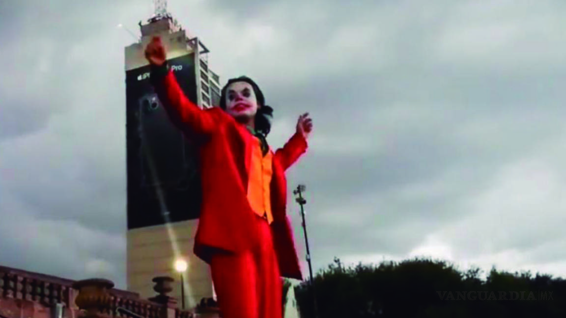 Baila en la Macroplaza de Monterrey como el Joker (video)