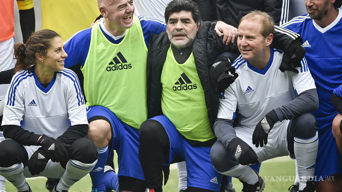 $!Maradona no quiere ver ni en pintura al presidente de la FIFA