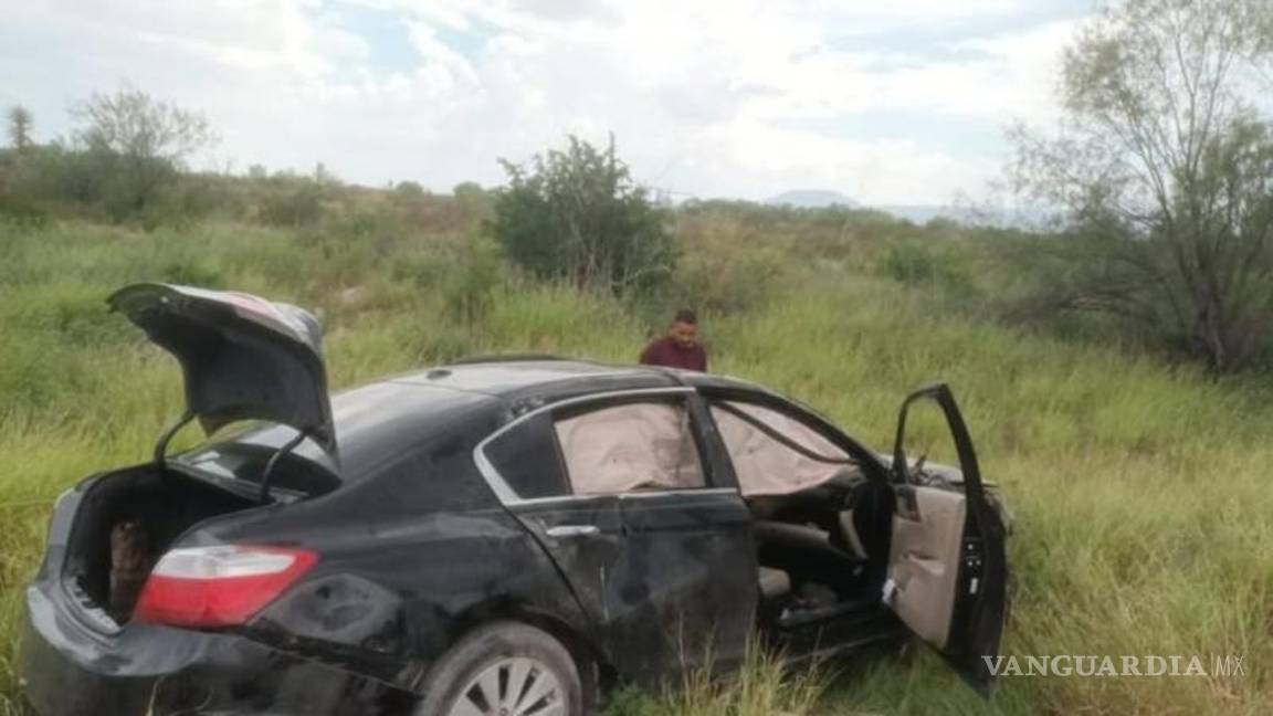 $!El auto fue regresado a su posición normal tras el percance.