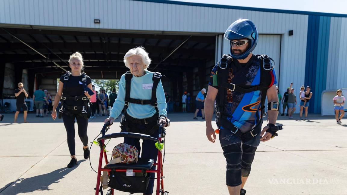 $!Dorothy Hoffner, de 104 años, camina hacia el avión con el saltador tándem Derek Baxter el domingo 1 de octubre de 2023 en Skydive Chicago en Ottawa.